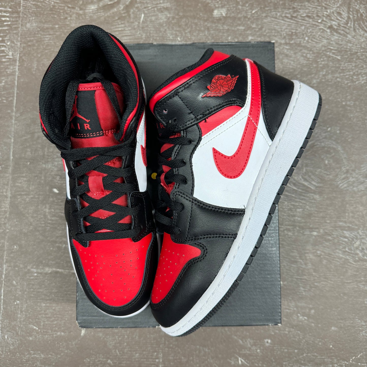 Air Jordan 1 Mid Fire Red - Size 6Y