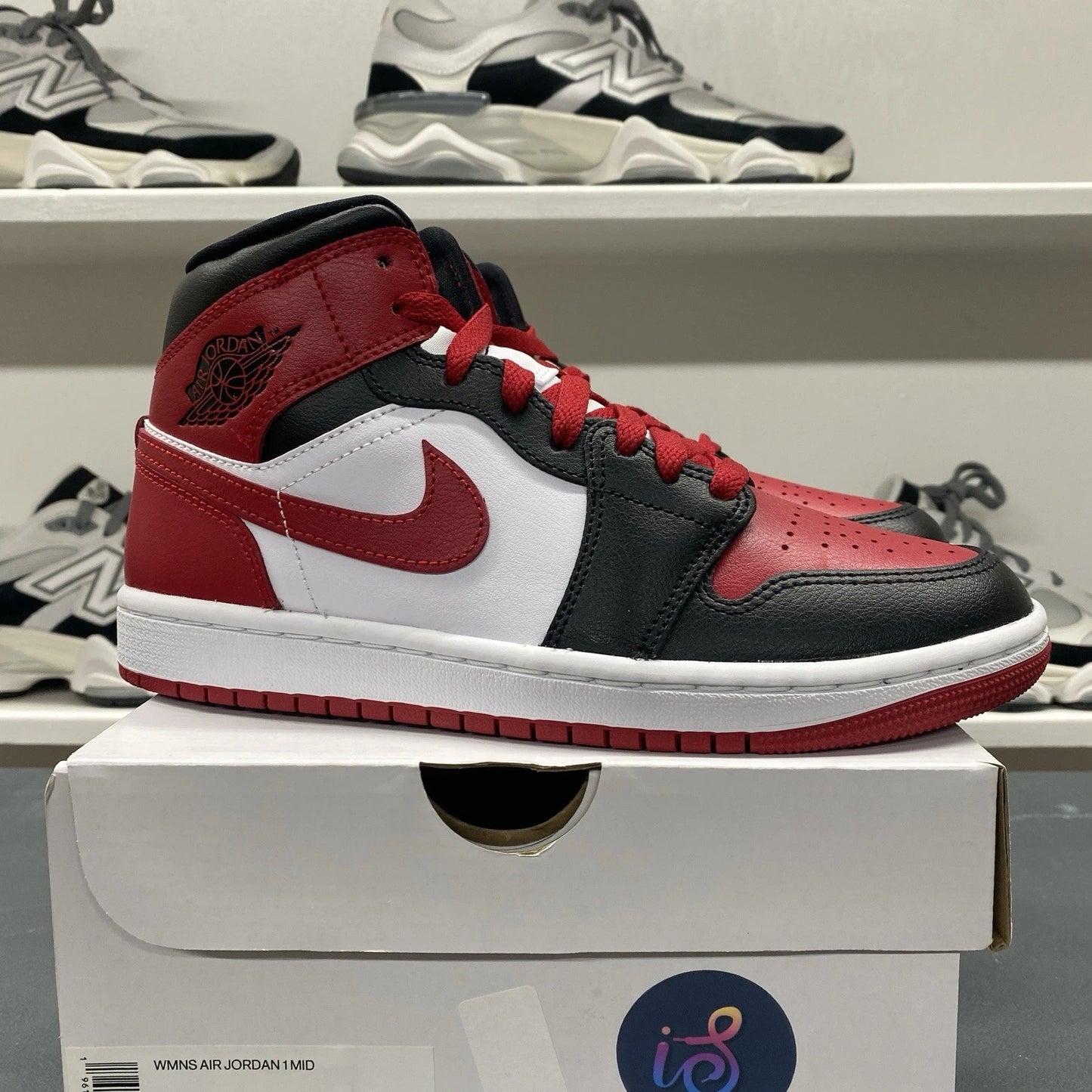 Nike Air Jordan 1 Mid Alternate Bred Toe Black Red BQ6472-079 7 Women's (5.5Y)