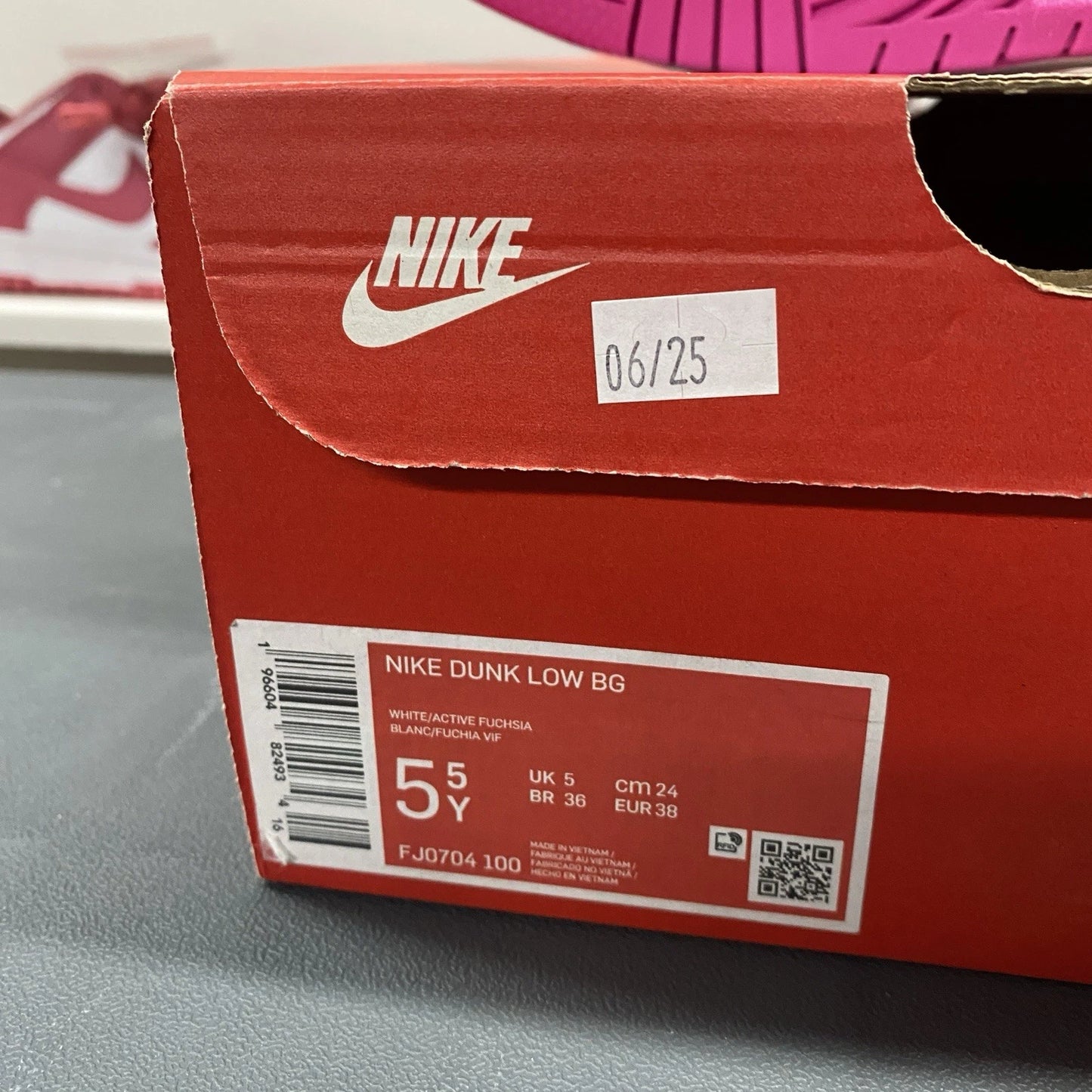 DS Nike Dunk Low BG Active Fuschia 5.5Y (FJ0704 100) 2023 New