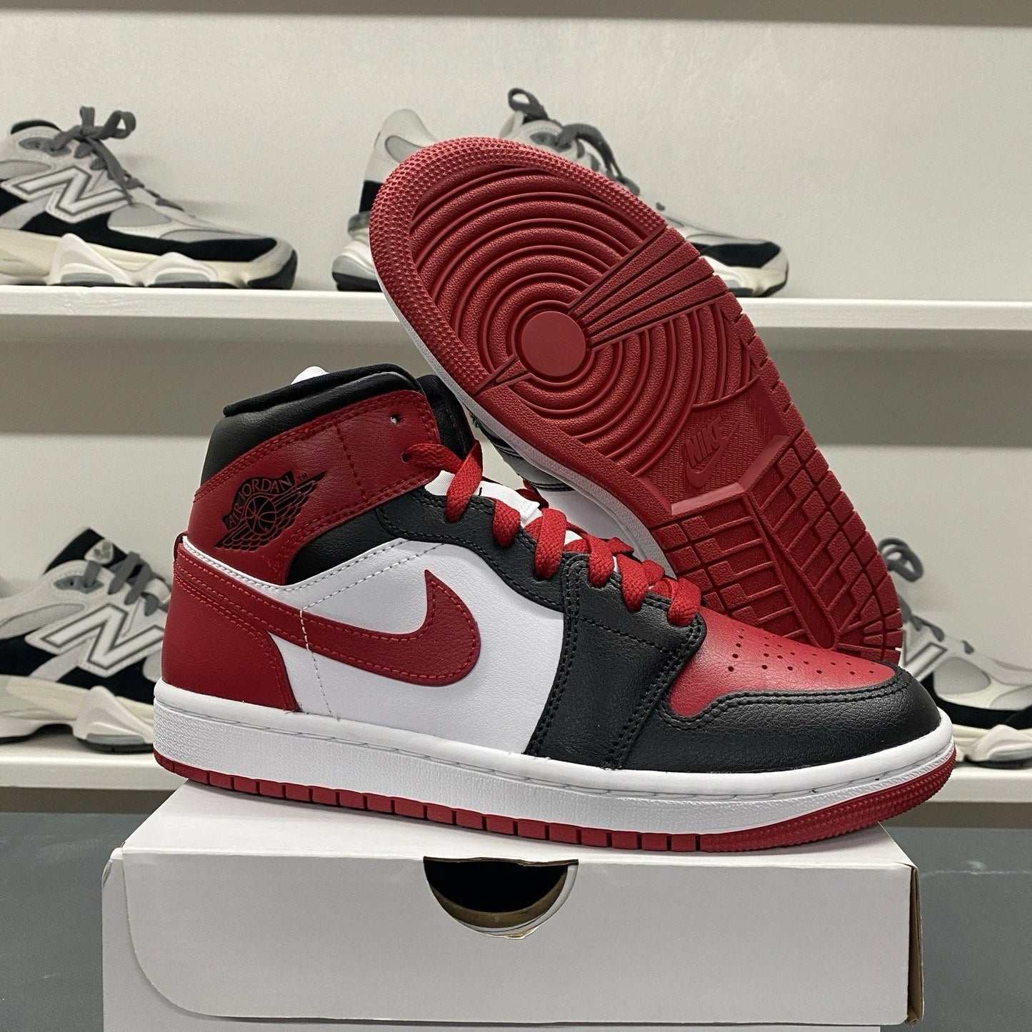 Nike Air Jordan 1 Mid Alternate Bred Toe Black Red BQ6472-079 7 Women's (5.5Y)